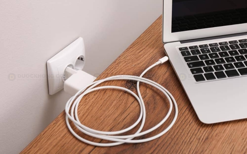 Có nên vừa sử dụng, vừa sạc pin Laptop Dell, Asus, HP không?