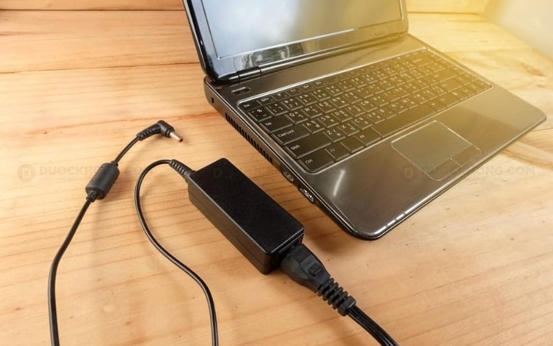 Cách vừa dùng vừa cắm sạc pin Laptop an toàn